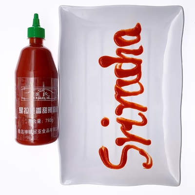 De rode van de het Kruidensaus van 793G Japanse Restaurants Sriracha Chili Sauce